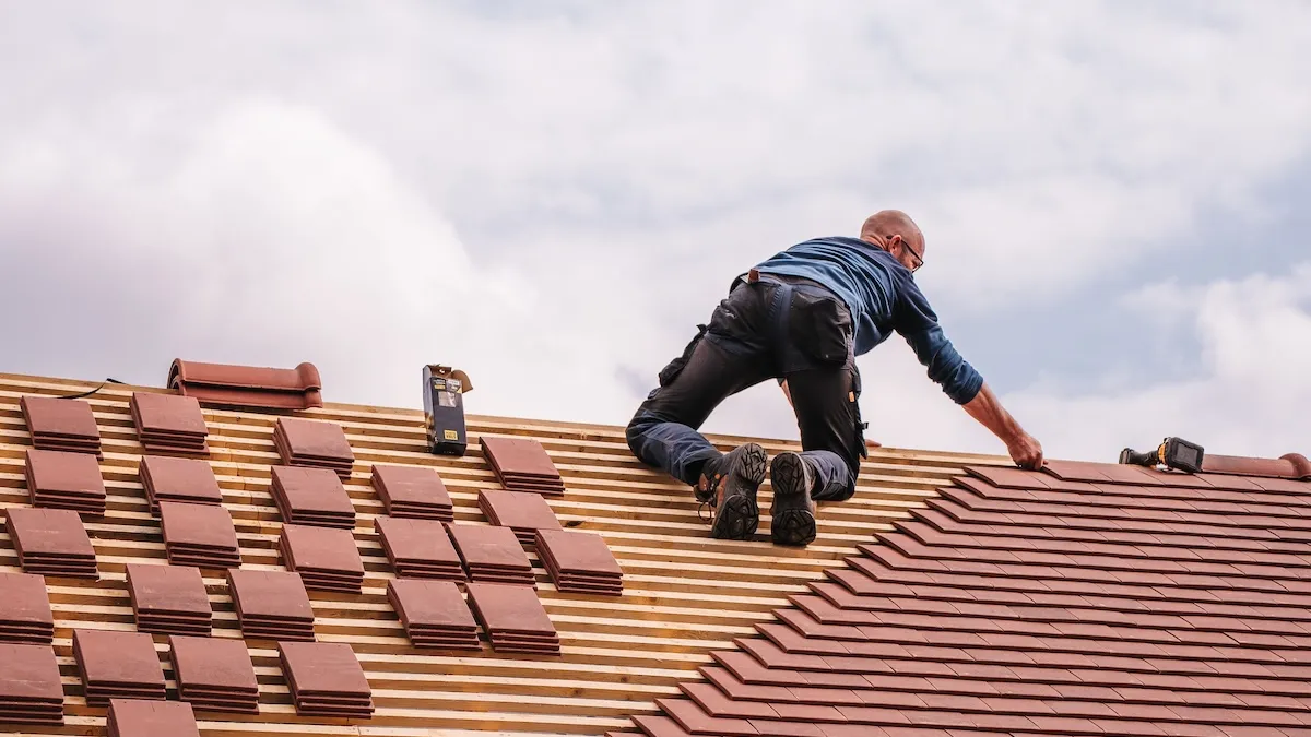 Dachdecker deckt ein Ziegeldach neu ein
