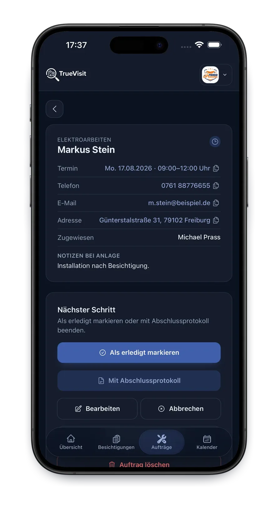 TrueVisit App im Dark Mode: Auftrags-Detailansicht mit Abschlussprotokoll-Option