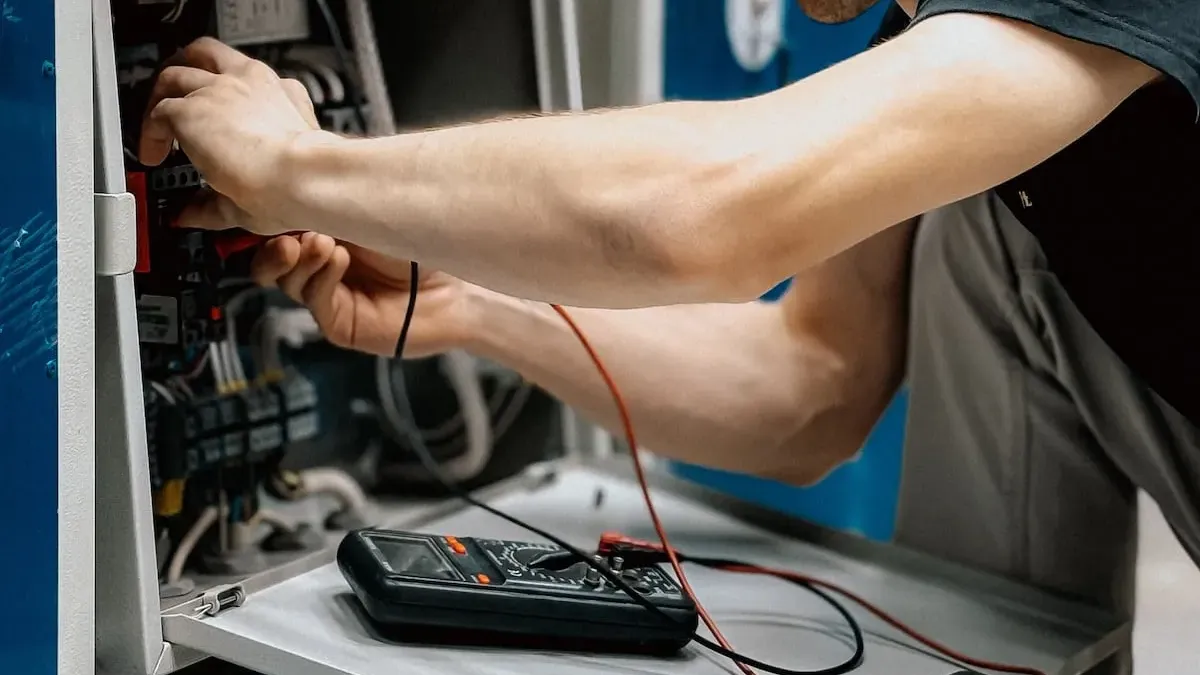 Elektriker arbeitet an einem Verteilerkasten