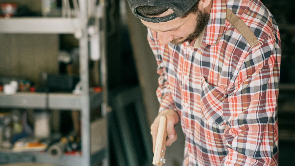 Tischler sägt ein Werkstück in der Werkstatt